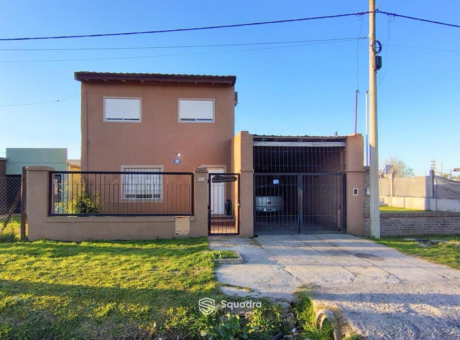 Foto de VENTA - Casa de dos plantas, jardin y pileta, e ingreso vehicular - La, imagen 1