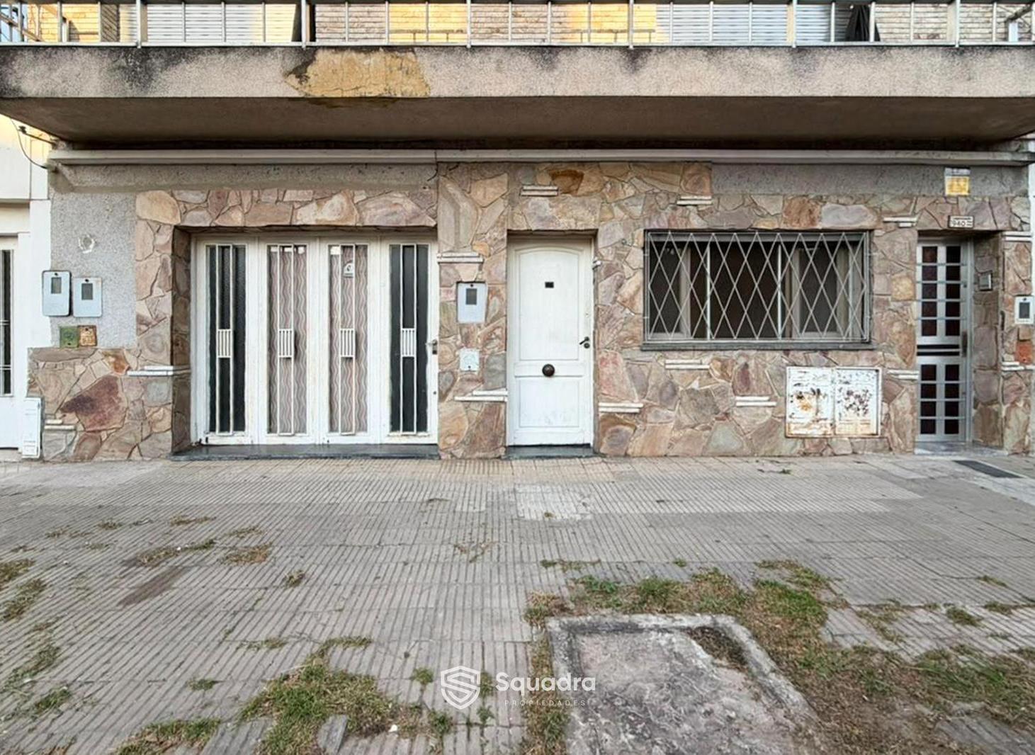 Foto de VENTA - Casa al frente de 2 Dormitorios, con cochera - Barrio Arroyito, imagen 1