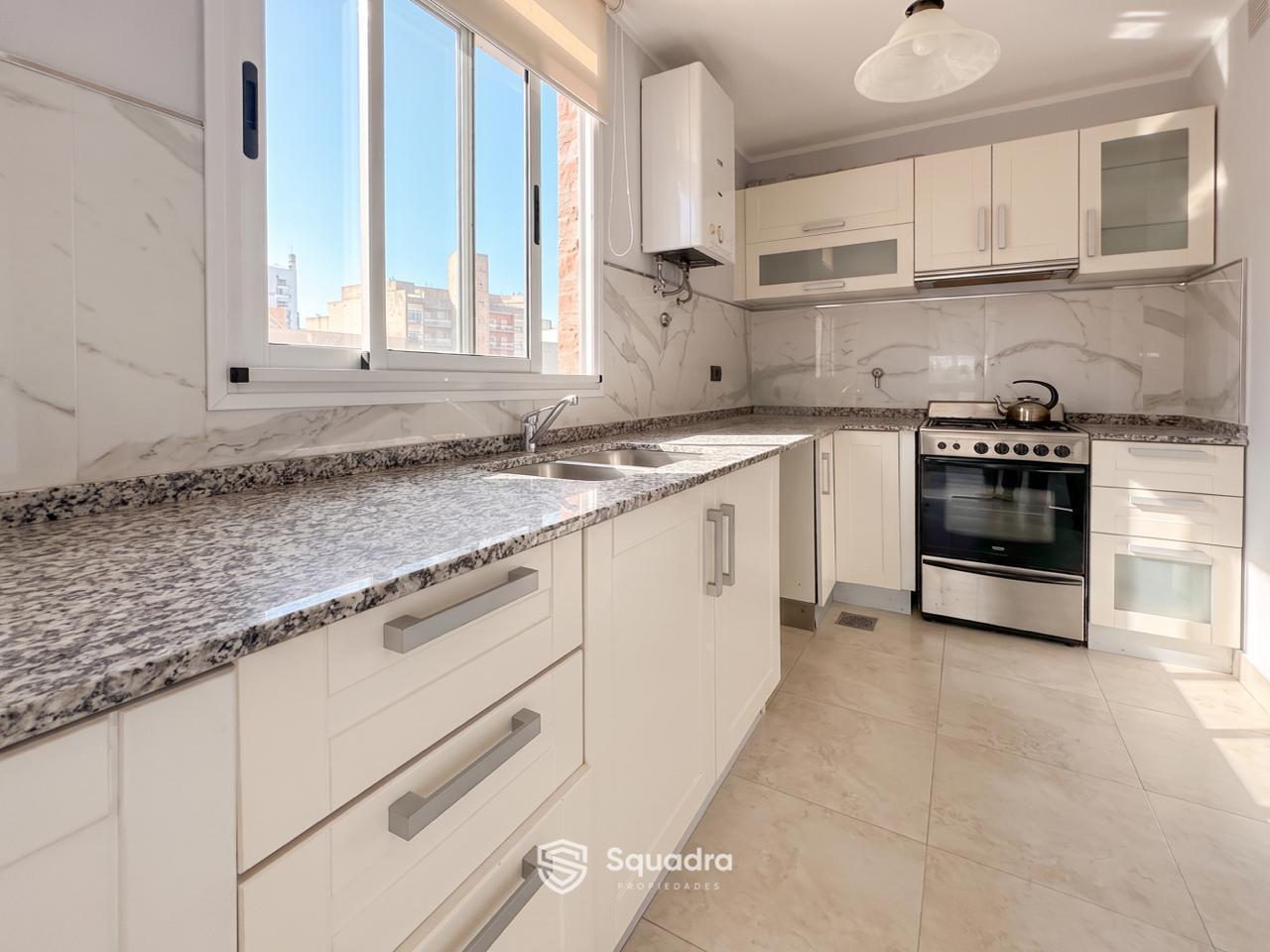 Foto de VENTA - Departamento de 2 dormitorios con cochera - Zona Centro/Río, imagen 2
