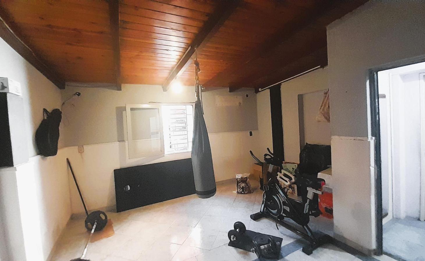 Foto de VENTA - Casa de 2 dormitorios más comodín, y patio - Barrio Triángulo, imagen 2