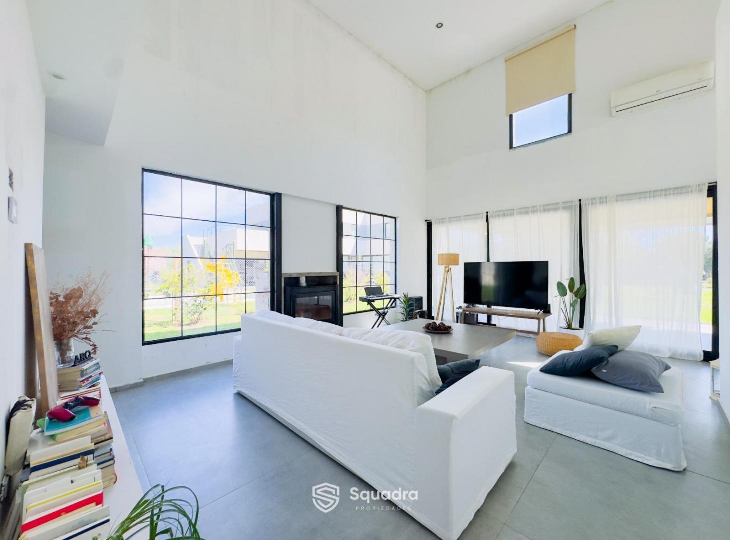 Foto de VENTA | PERMUTA - Casa 2 Dormitorios, galería, parrillero - Barrio, imagen 1