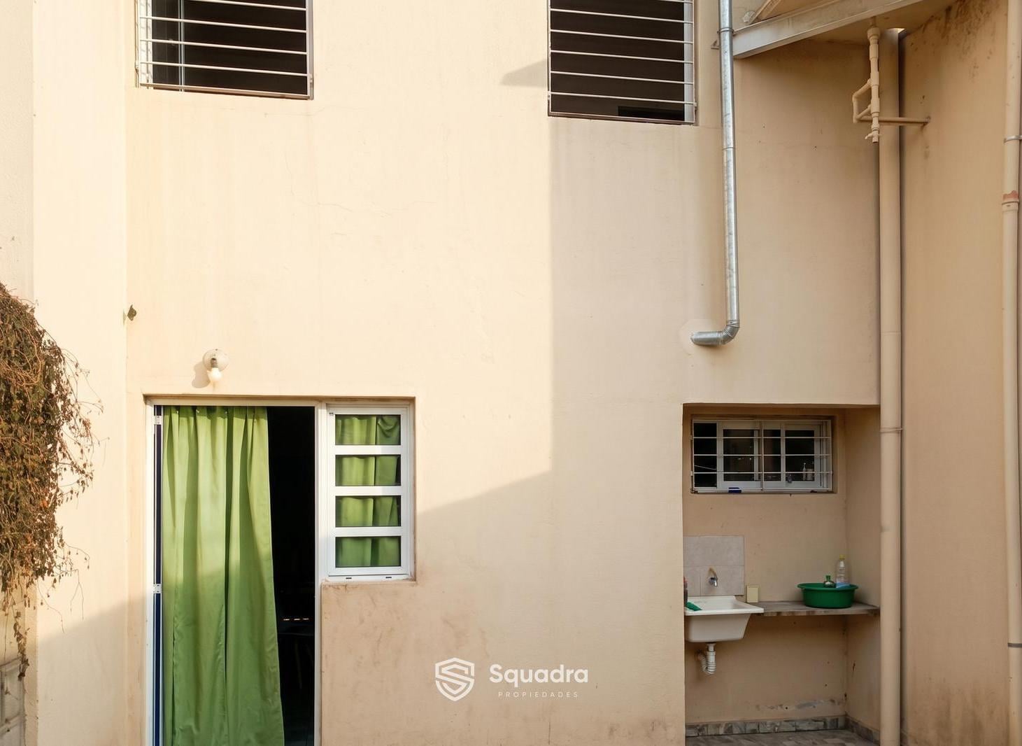 Foto de VENTA - Casa 3 dormitorios, jardin y lavadero - Barrio Arroyito, imagen 1