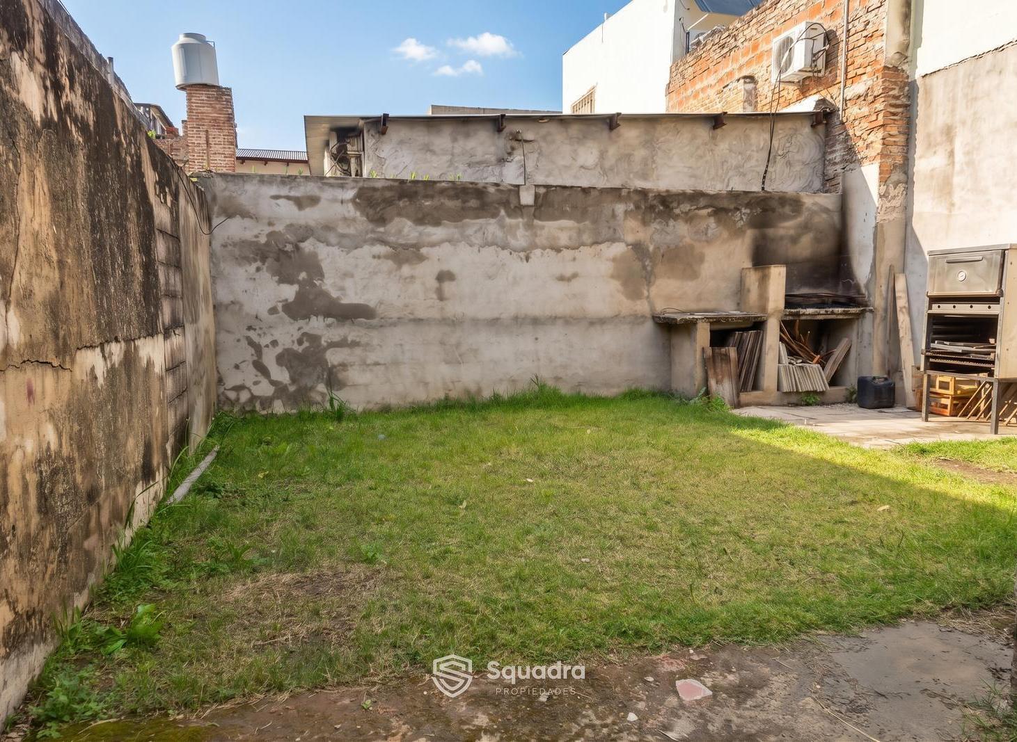 Foto de VENTA - Casa de 1 dormitorio con cochera descubierta y patio - Barrio, imagen 1