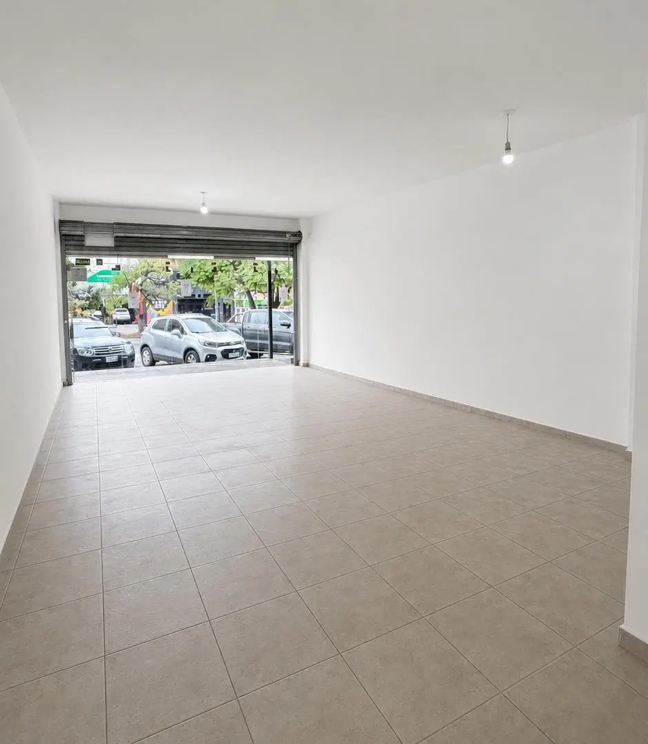 ALQUILO - LOCAL COMERCIAL EN COMPLEJO DE LOCALES - ALBERDI 2
