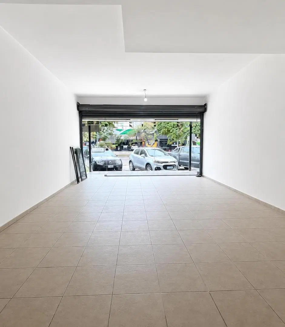 ALQUILO - LOCAL COMERCIAL EN COMPLEJO DE LOCALES - ALBERDI 3