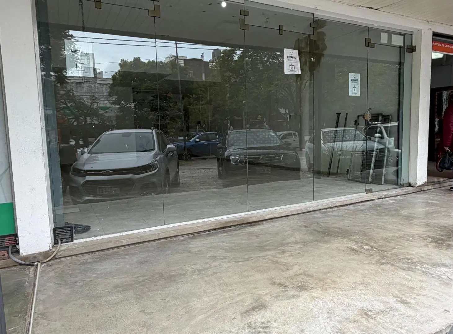 ALQUILO - LOCAL COMERCIAL EN COMPLEJO DE LOCALES - ALBERDI 4