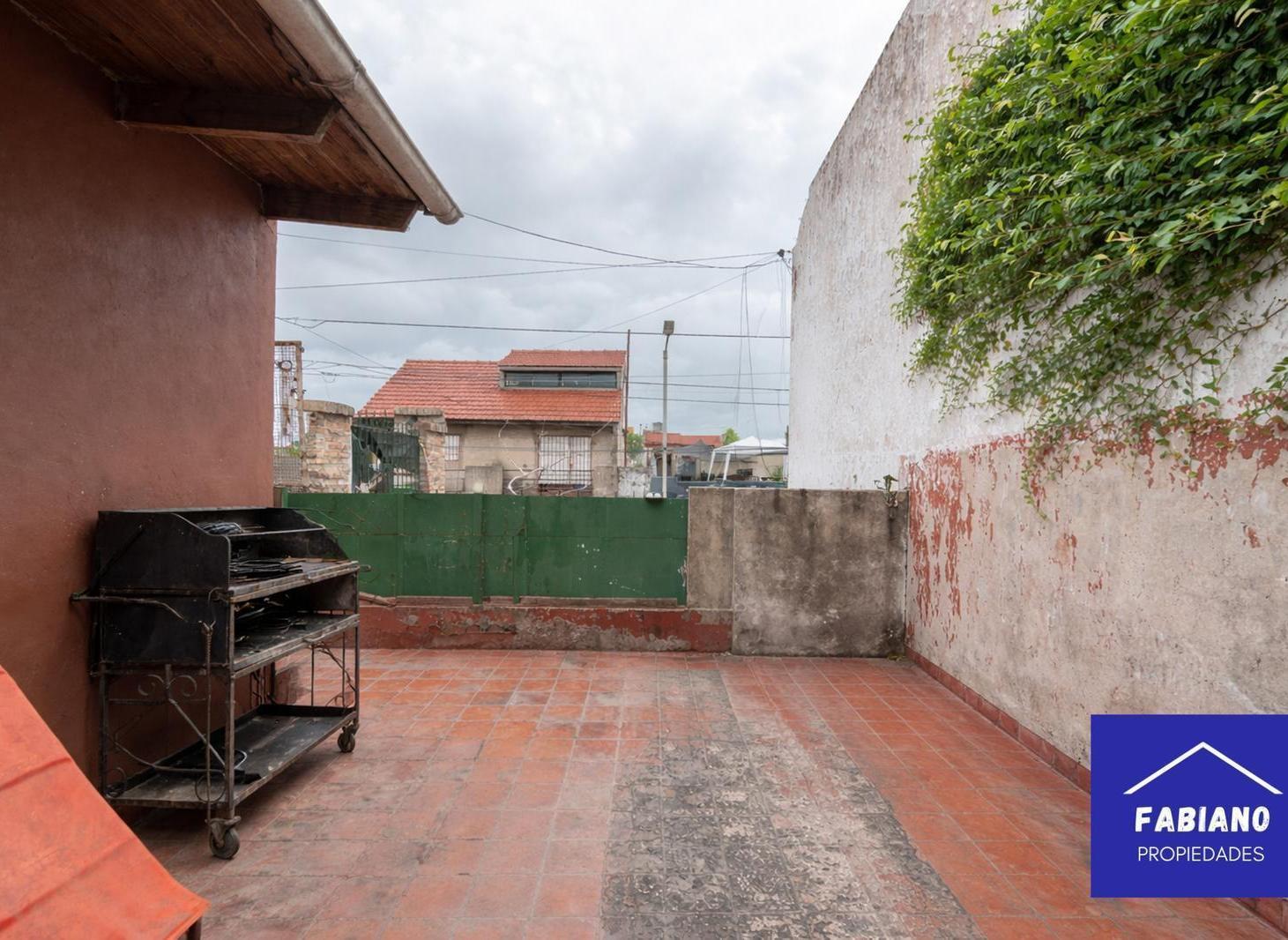 Casa para dos familias con patio y terraza