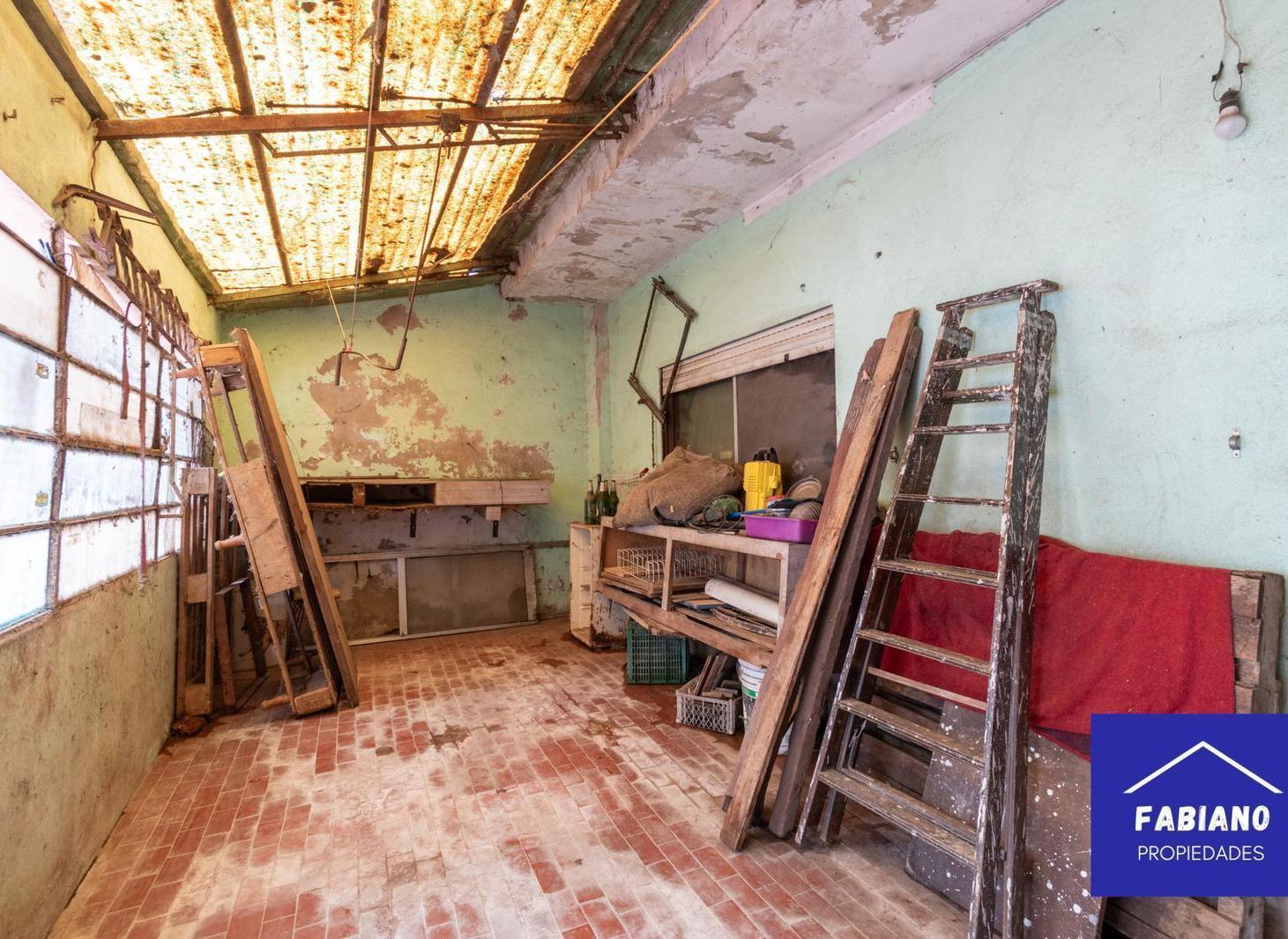 Casa para dos familias con patio y terraza