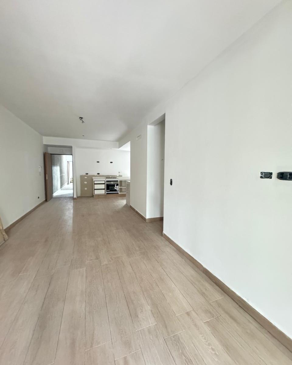 Departamento de 4 Ambientes con Patio y Cochera en Almagro 3