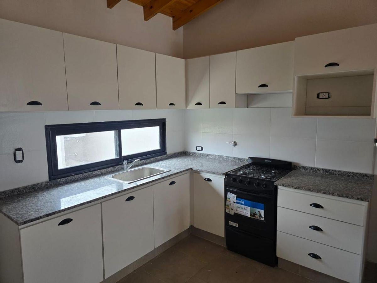 Venta de chalecito de 3 ambientes con patio y parrilla a estrenar en Mar del Tuyu