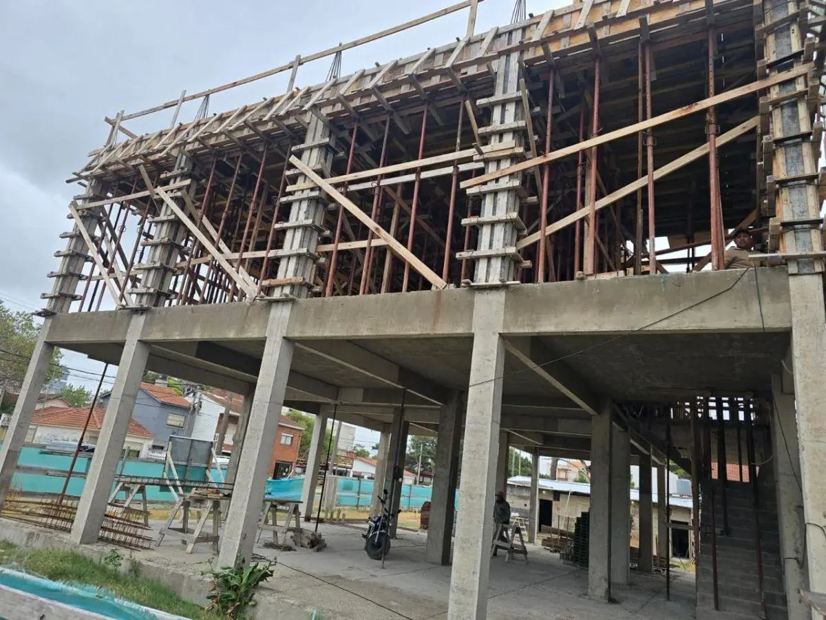 Local comercial de 470 m² en venta y alquiler en Santa Teresita a una cuadra de la playa 3