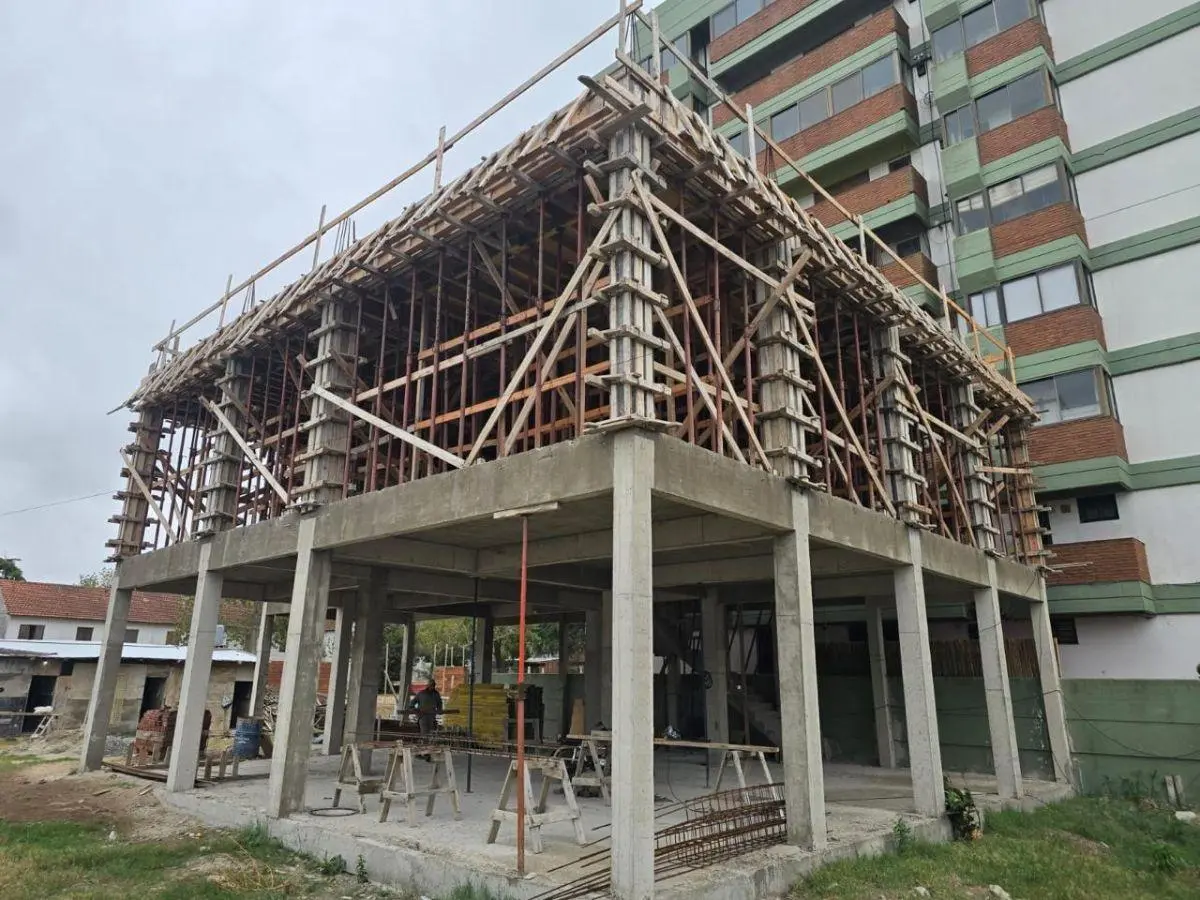 Local comercial de 470 m² en venta y alquiler en Santa Teresita a una cuadra de la playa 2