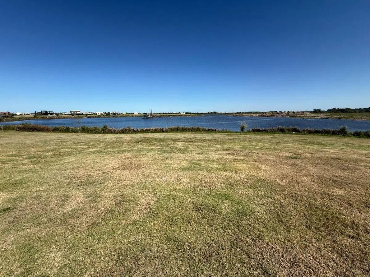Exclusivo lote al agua con bajada propia para lancha en el barrio nautico El Naudir en Escobar 3
