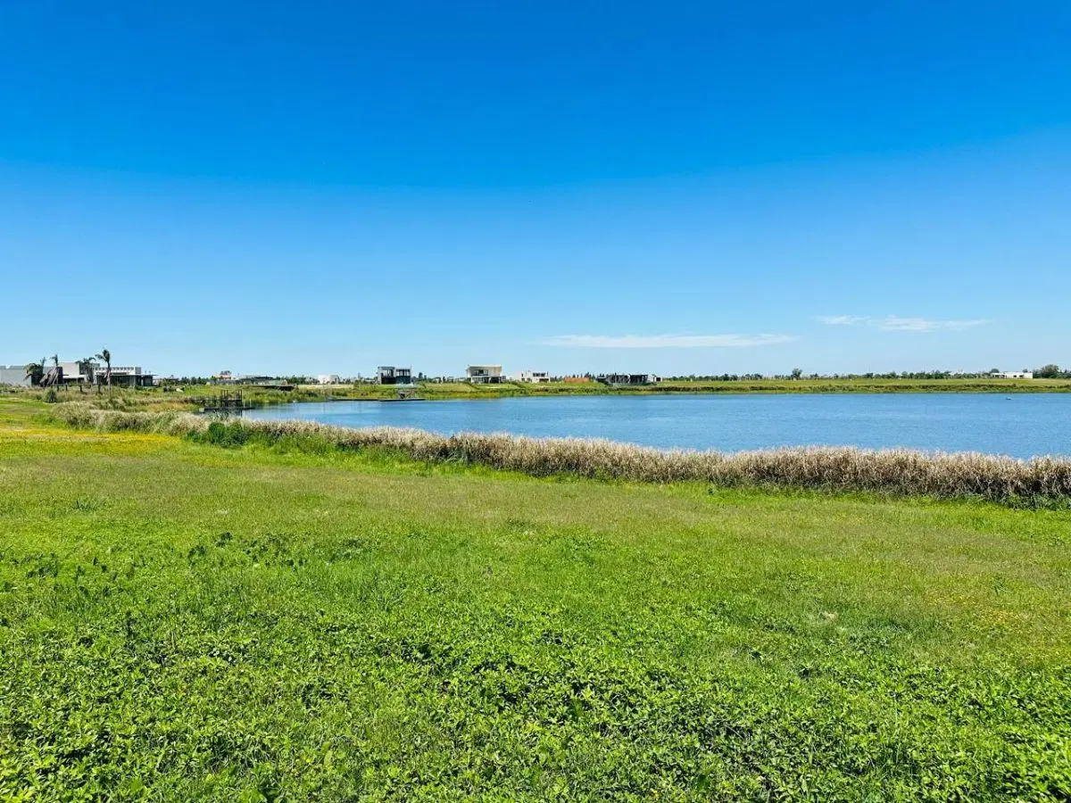 Exclusivo lote al agua con bajada propia para lancha en el barrio nautico El Naudir en Escobar 2