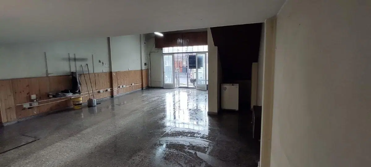 Local de 65 mts. Con entrepiso de 25 mts. 1