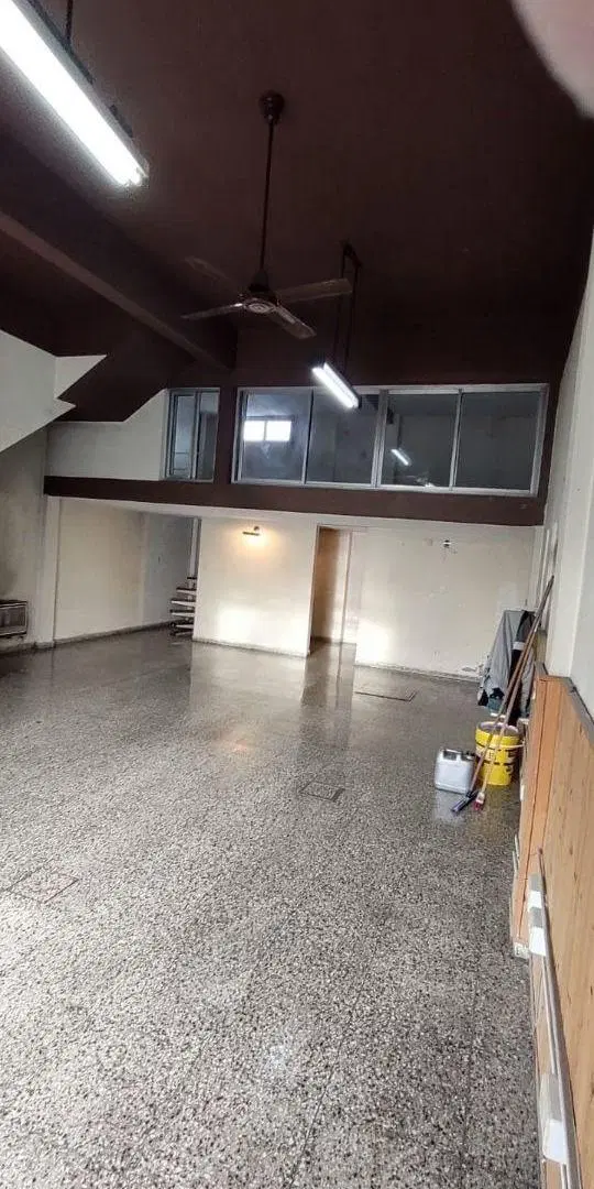 Local de 65 mts. Con entrepiso de 25 mts. 2