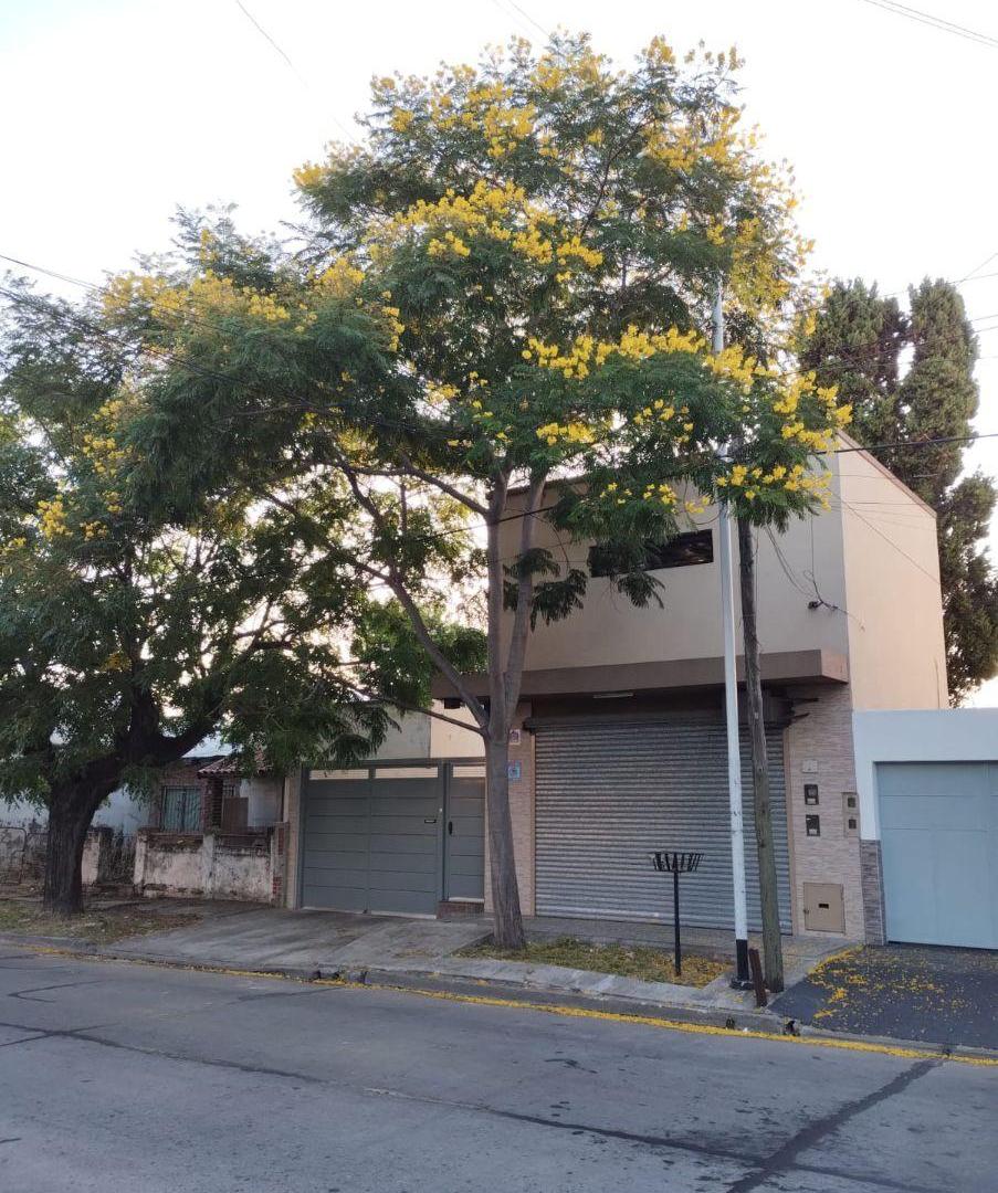 Local de 65 mts. Con entrepiso de 25 mts.