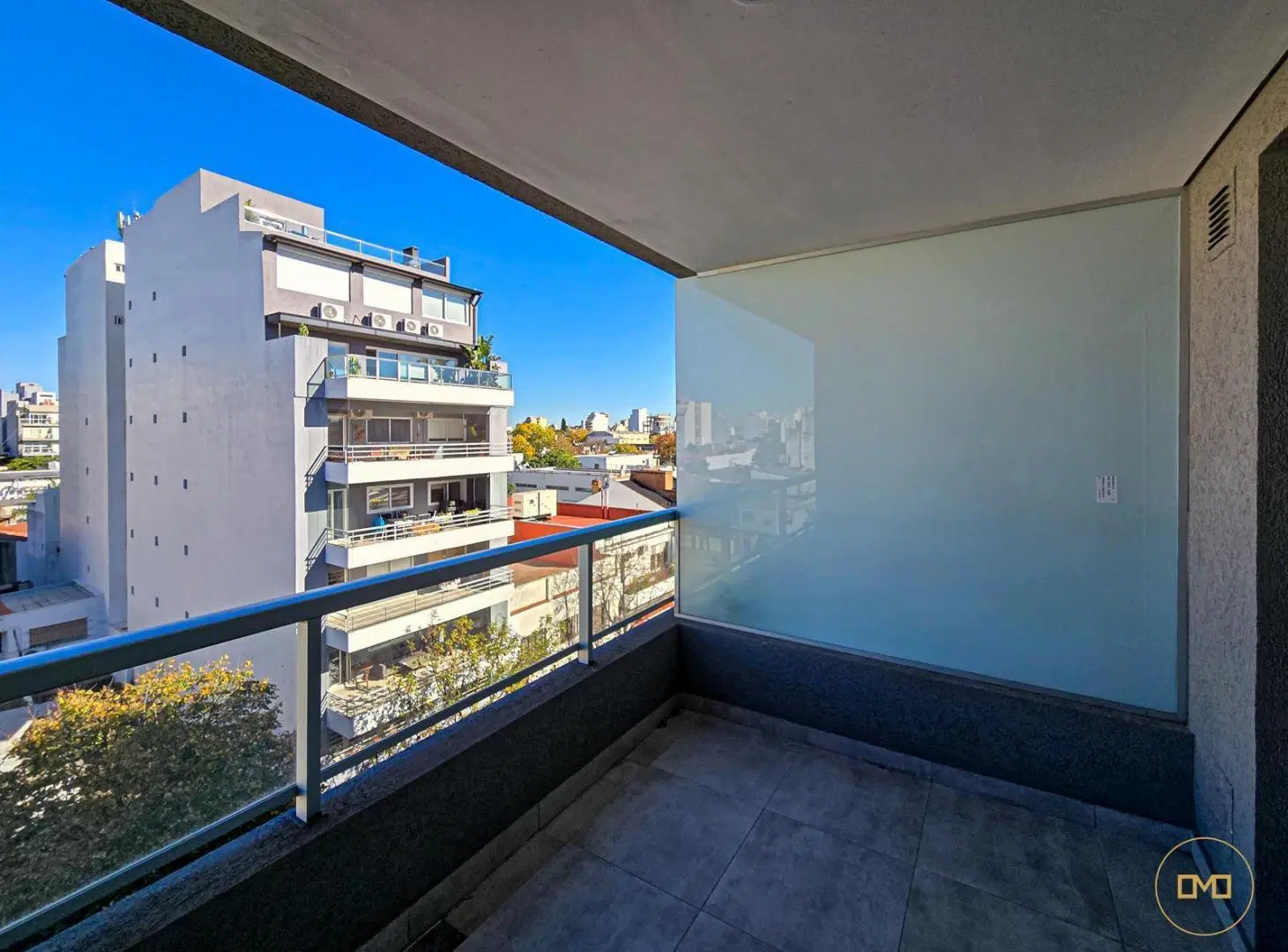 Monoambiente de categoría con balcon, sum y parrilla - expensas bajas 2