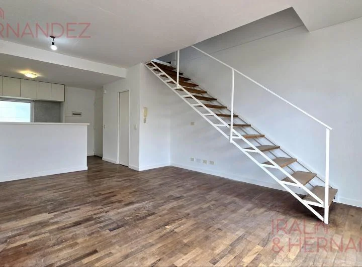 Venta Departamento Triplex de dos dormitorios con terraza y cochera en  Coghlan 5