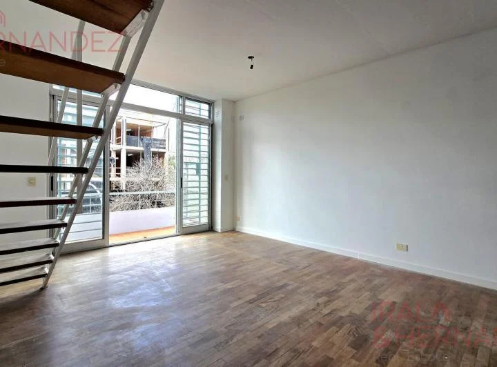 Venta Departamento Triplex de dos dormitorios con terraza y cochera en  Coghlan 3