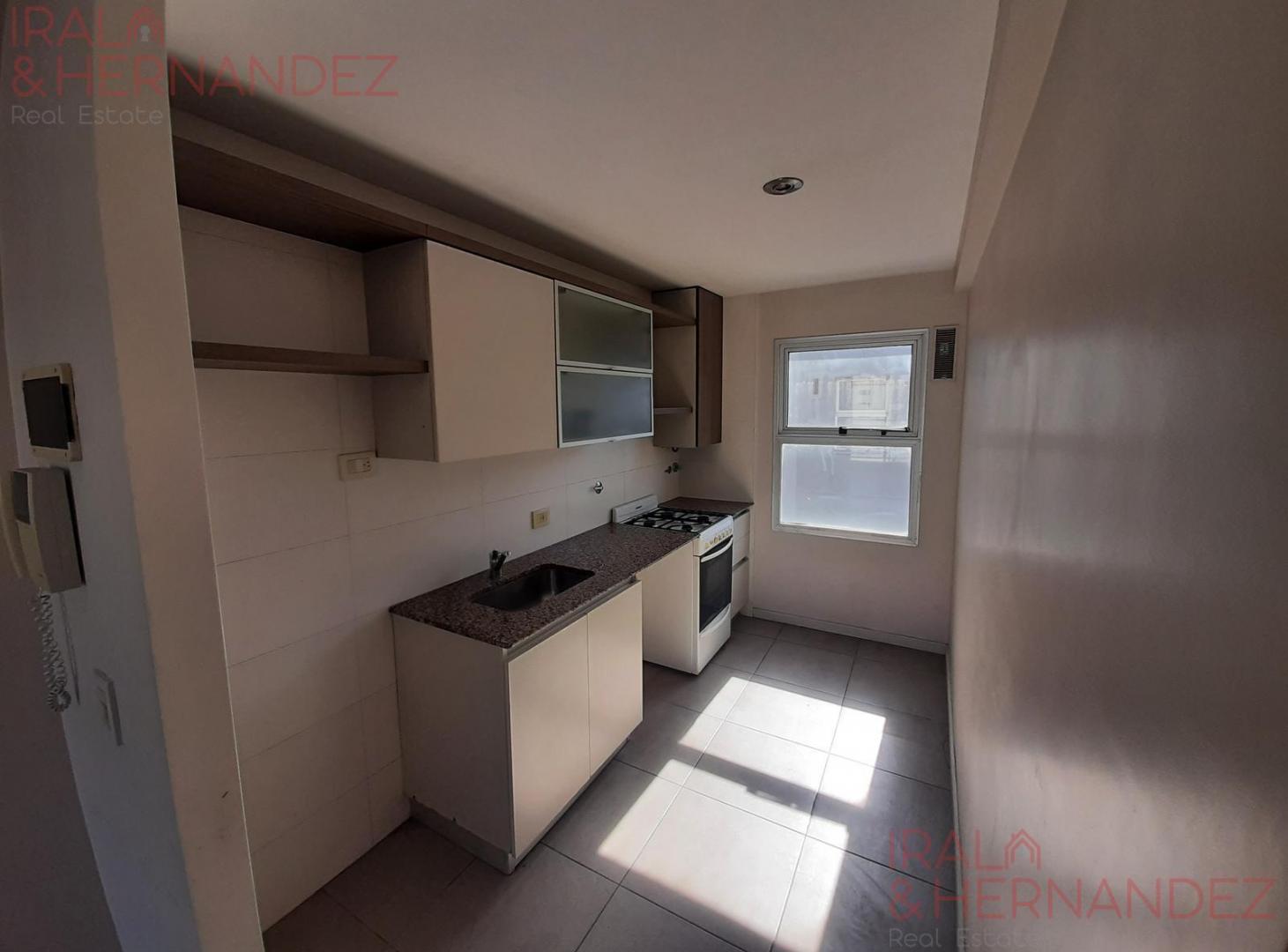 Foto de Alquiler departamento 3 amb. c/ Balcón y Cochera Cubierta Vista, imagen 4