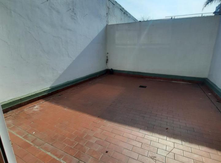 Amplio departamento con gran patio. Lavadero. Subte 5