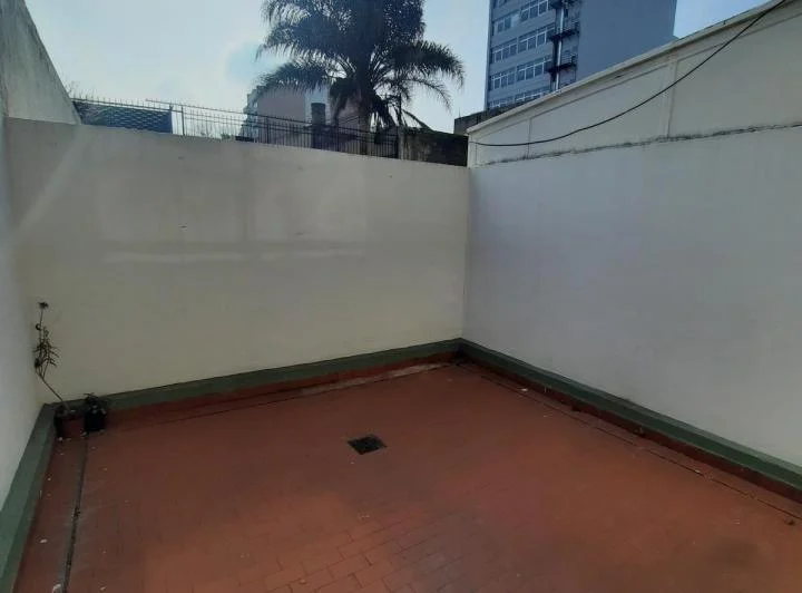 Amplio departamento con gran patio. Lavadero. Subte 3