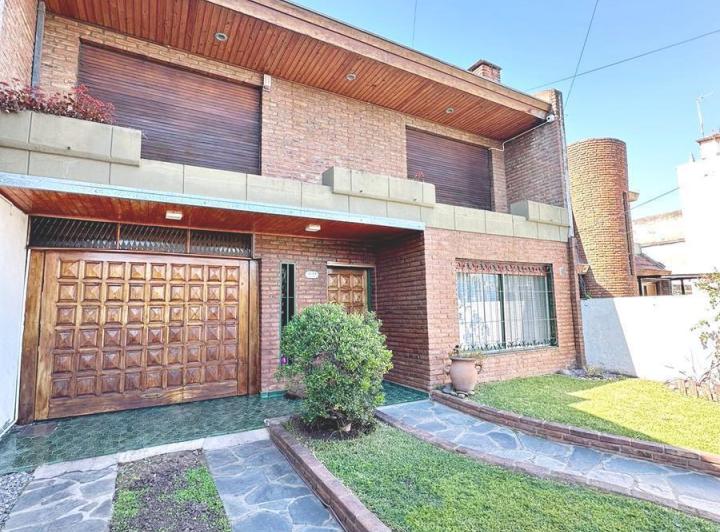 Casa en 4 ambientes mas departamento 2 amb en Boulogne