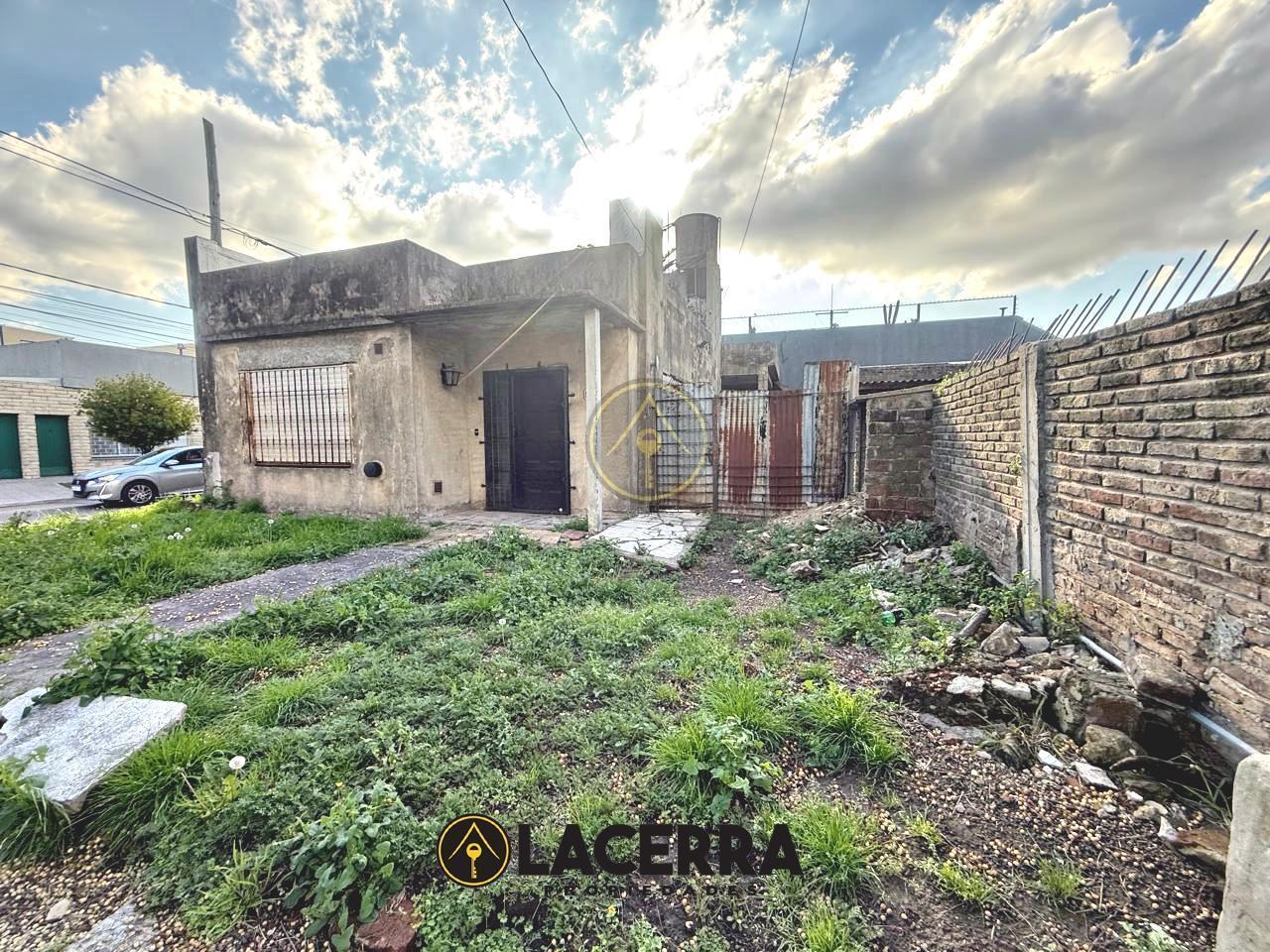 LOTE y CASA, con Excelente Ubicación en Villa Ballester.