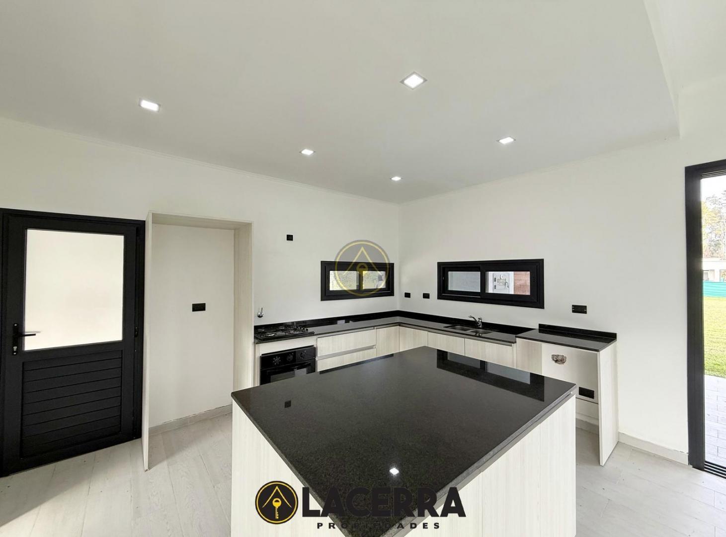 Foto de Casa 4 ambientes en venta en Lujan, imagen 1