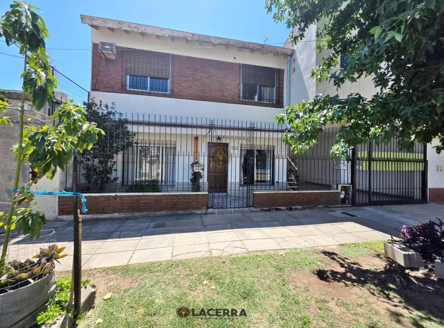 CASA MULTIFAMILIAR CON GARAGE Y QUINCHO