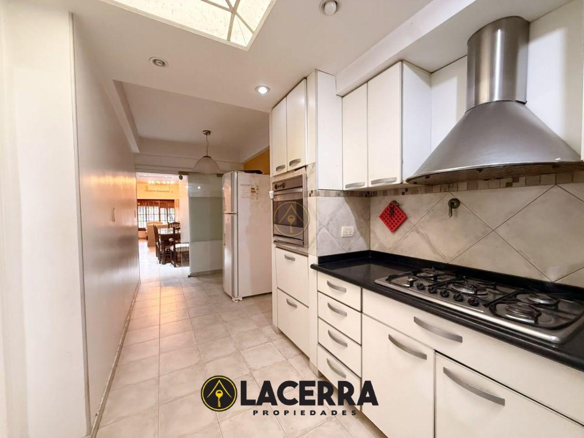 Foto de Venta casa 4 ambientes + escritorio c/ cochera, fondo libre y terraza, imagen 4