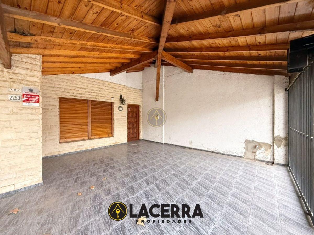 Foto de Venta casa 4 ambientes + escritorio c/ cochera, fondo libre y terraza, imagen 2