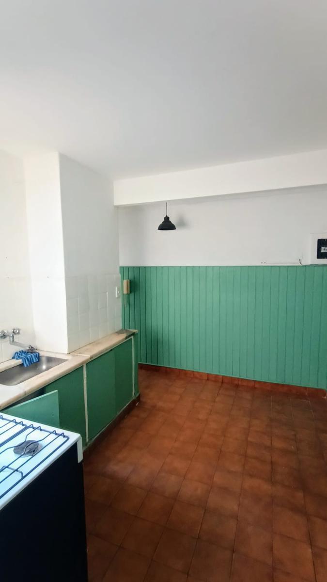 Departamento de 4 Ambientes con Depend. a Refaccionar 4