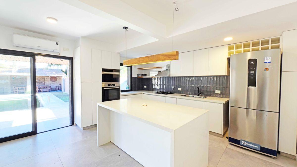 Foto de Excelente Casa en el Bajo de Acassuso, actualizada en 2022 con jardín, imagen 1