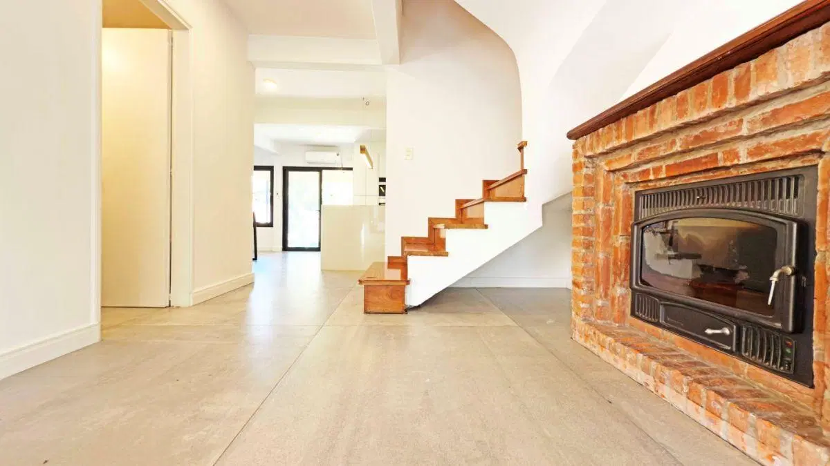 Excelente Casa en el Bajo de Acassuso, actualizada en 2022 con jardín, pileta, quincho y parrilla 3