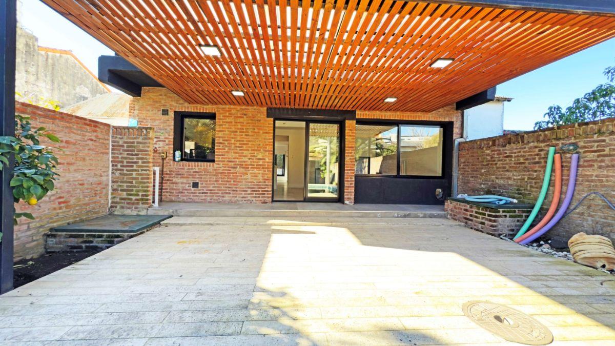 Foto de Excelente Casa en el Bajo de Acassuso, actualizada en 2022 con jardín, imagen 2