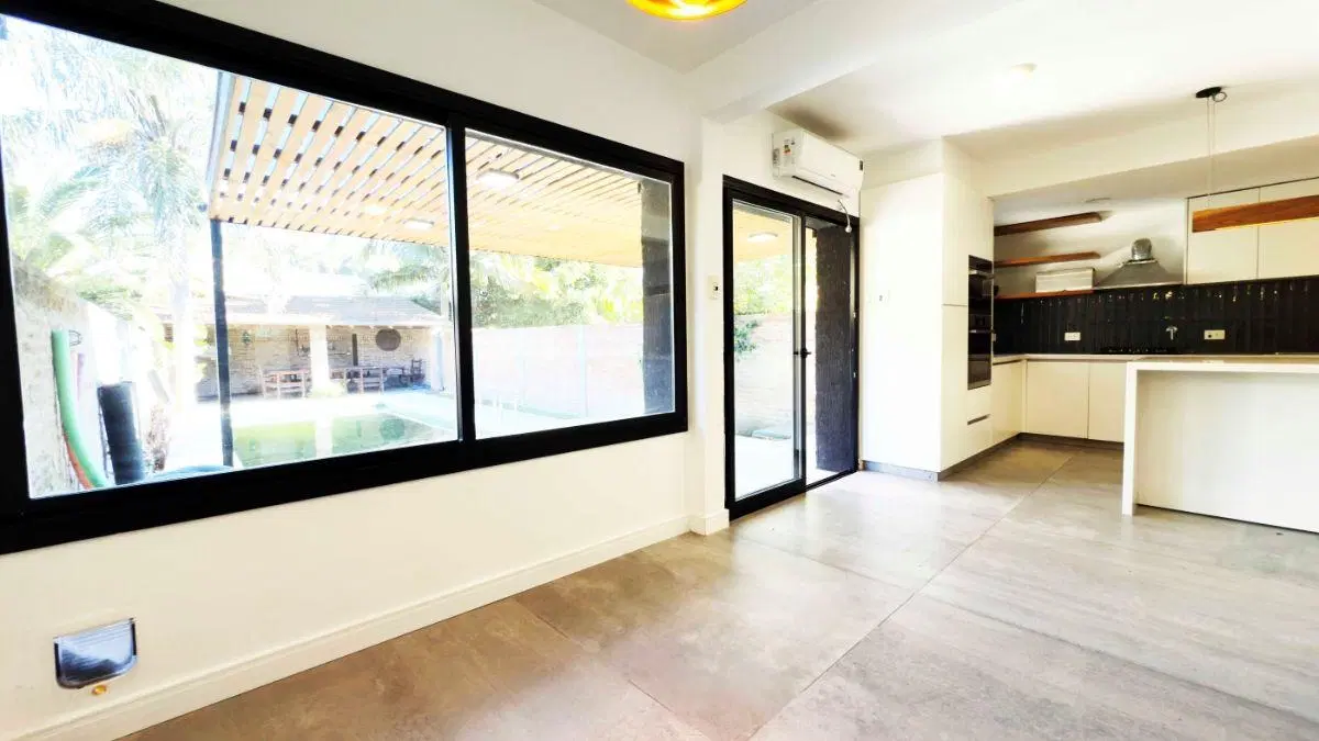 Excelente Casa en el Bajo de Acassuso, actualizada en 2022 con jardín, pileta, quincho y parrilla 8
