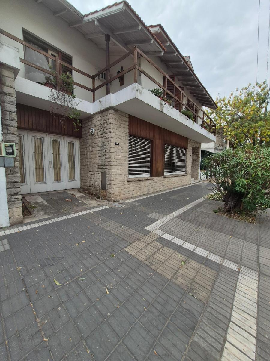 Casa de 6 Ambientes con Quincho y Piscina en Venta en Lanús Este 1