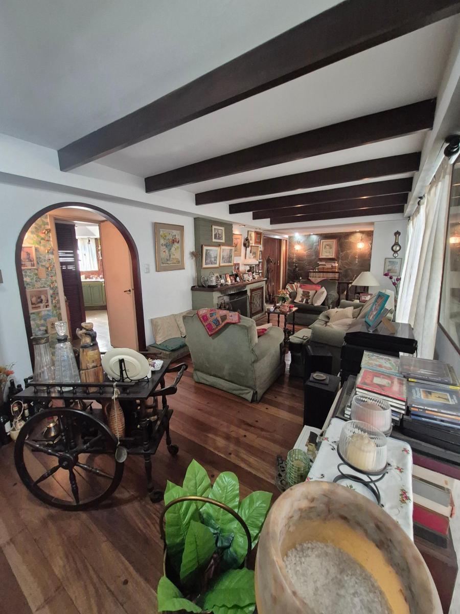 Casa de 6 Ambientes con Quincho y Piscina en Venta en Lanús Este 2