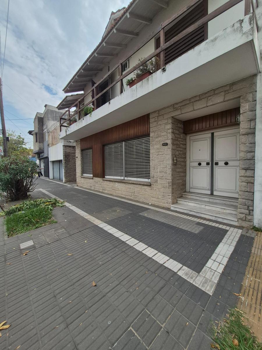 Casa de 6 Ambientes con Quincho y Piscina en Venta en Lanús Este 2