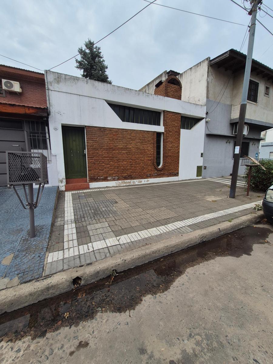 Casa de 6 Ambientes con Quincho y Piscina en Venta en Lanús Este 3