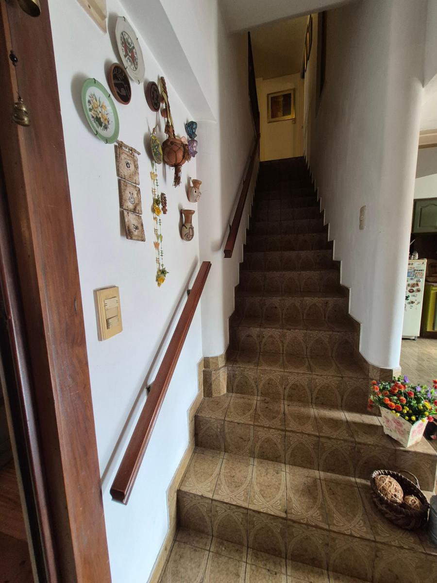 Casa de 6 Ambientes con Quincho y Piscina en Venta en Lanús Este 4