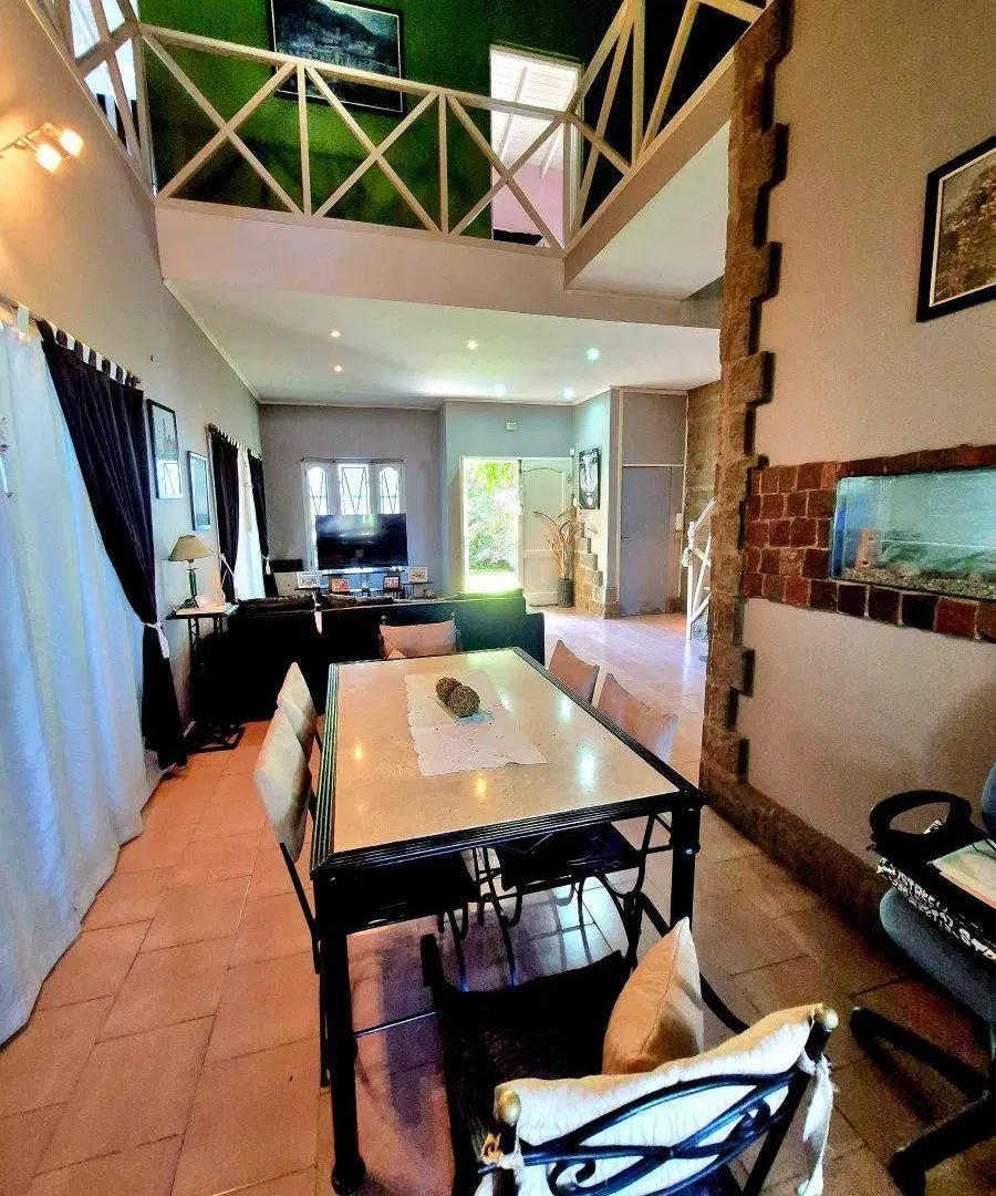 Casa de 5 ambientes con quincho y piscina en venta en Lanús Este 2