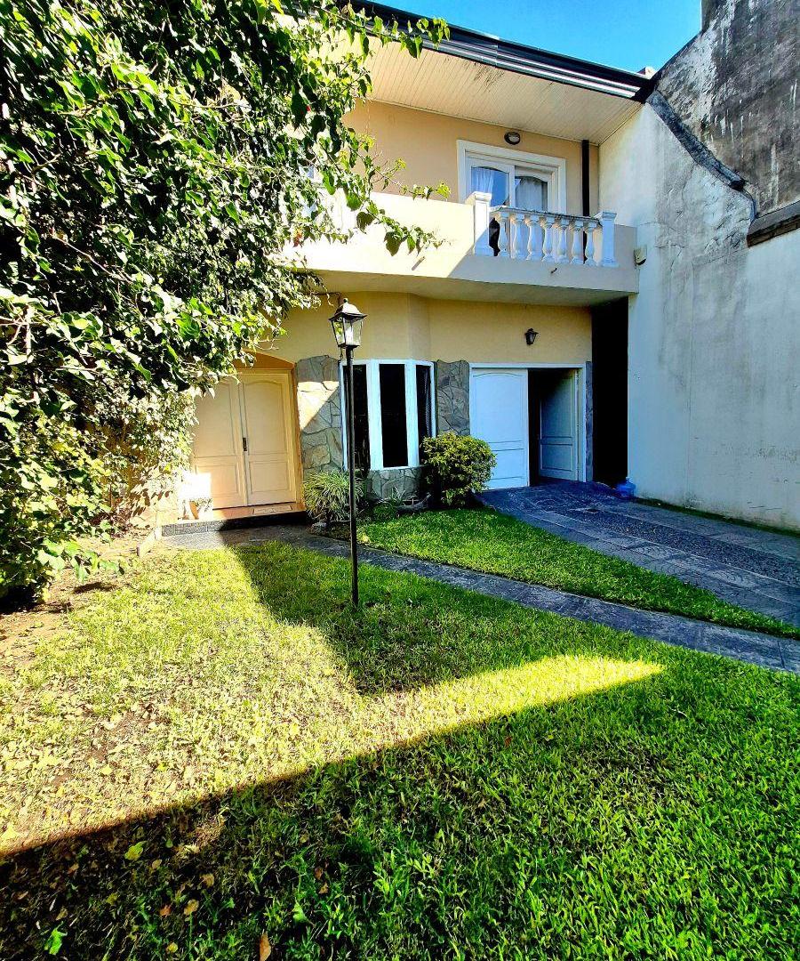 Casa de 5 ambientes con quincho y piscina en venta en Lanús Este