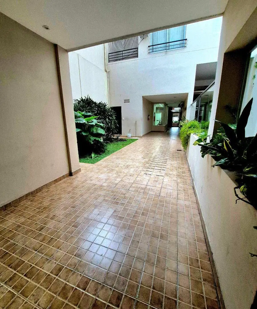 Departamento de 3 ambientes con cochera en venta en Lanús Este 2