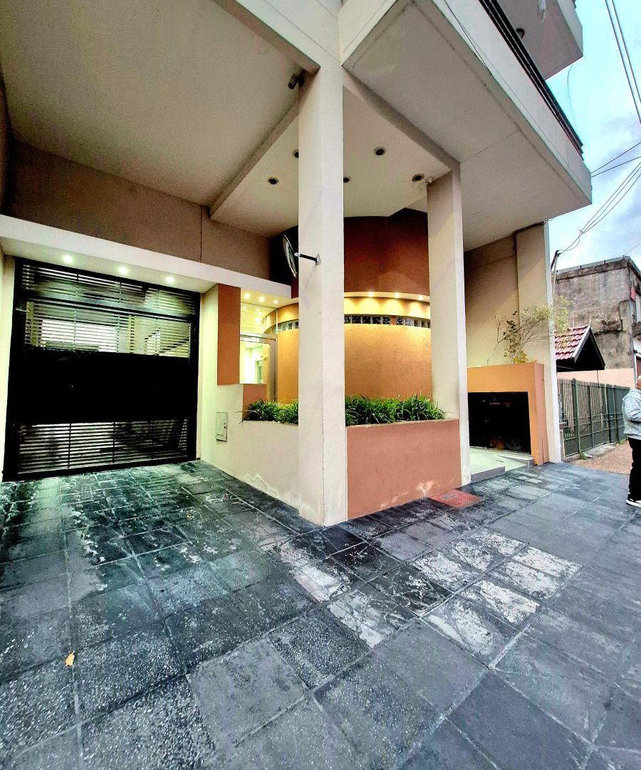 Departamento de 3 ambientes con cochera en venta en Lanús Este