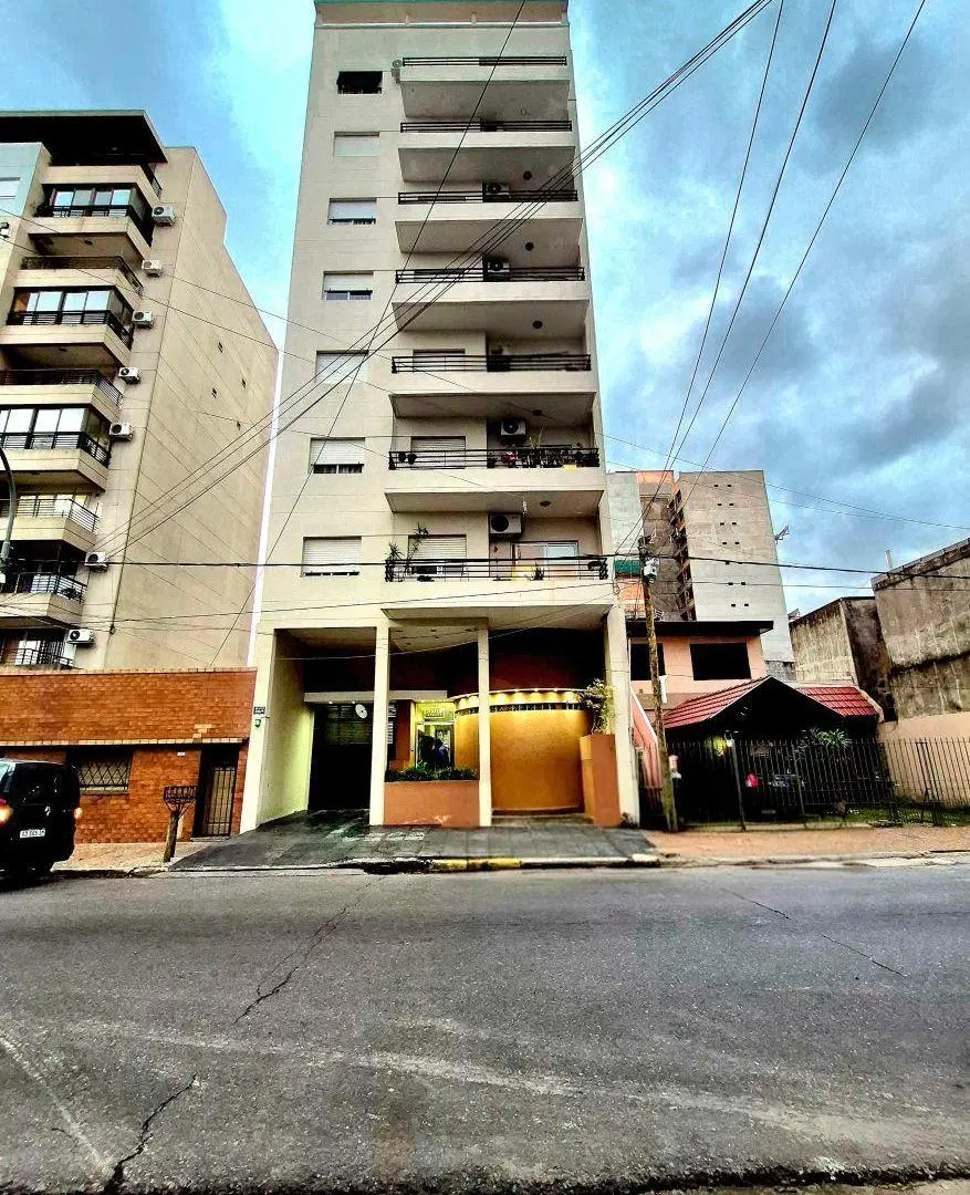 Departamento de 3 ambientes con cochera en venta en Lanús Este 5
