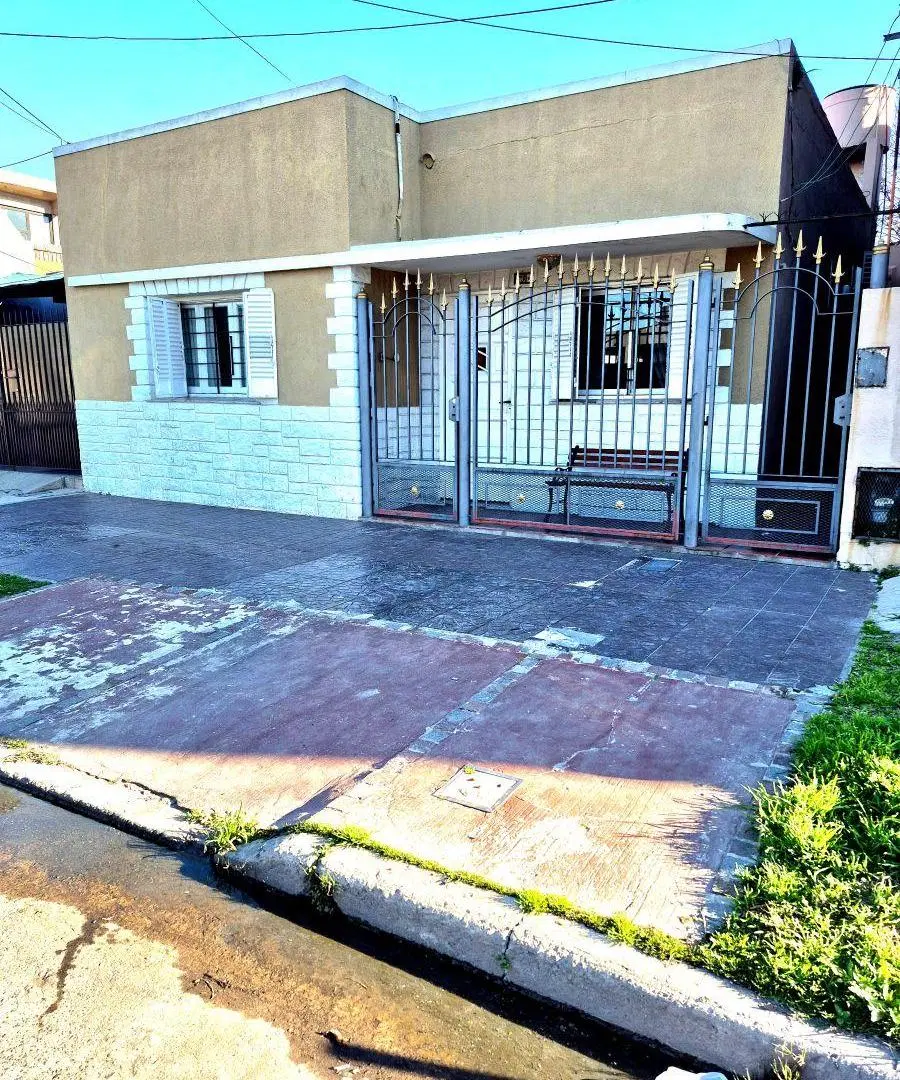 Casa de 3 ambientes con parque en venta en Lanús Este 5