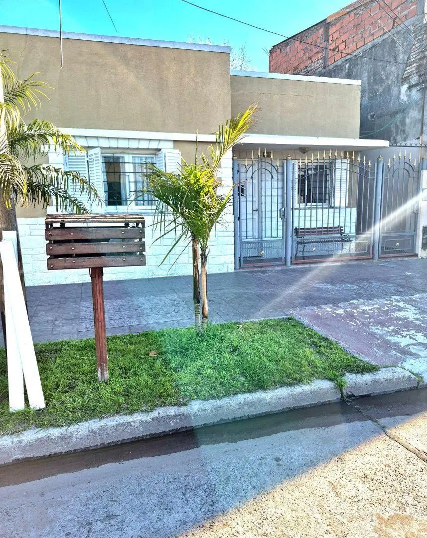 Casa de 3 ambientes con parque en venta en Lanús Este 2